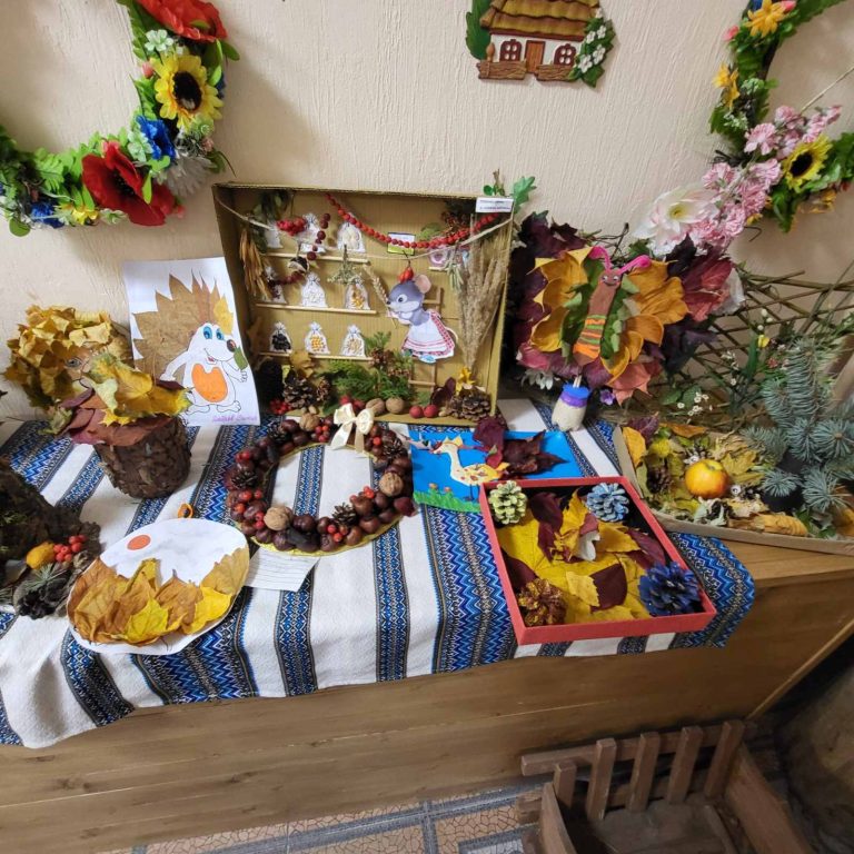  У ЗДО «Малятко» пройшливиставка сімейних поробок «Фантазії осені»